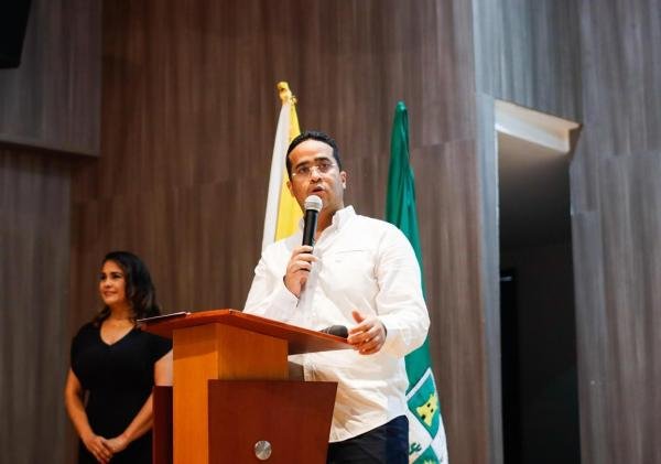 Gobernador Jairo Aguilar habilita centro de acopio y convoca a los guajiros a solidarizarse con familias afectadas por el terremoto