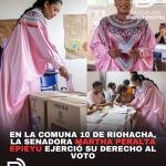 En la Comuna 10 de Riohacha, la senadora Martha Peralta Epieyú ejerció su derecho al voto