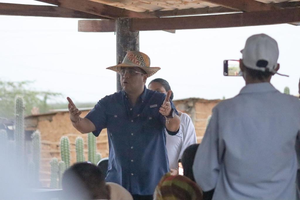 Comunidad de Las Piedras entrega lote al gobernador Aguilar para que Air-e construya la subestación y se terminen las fluctuaciones en Uribia y Manaure