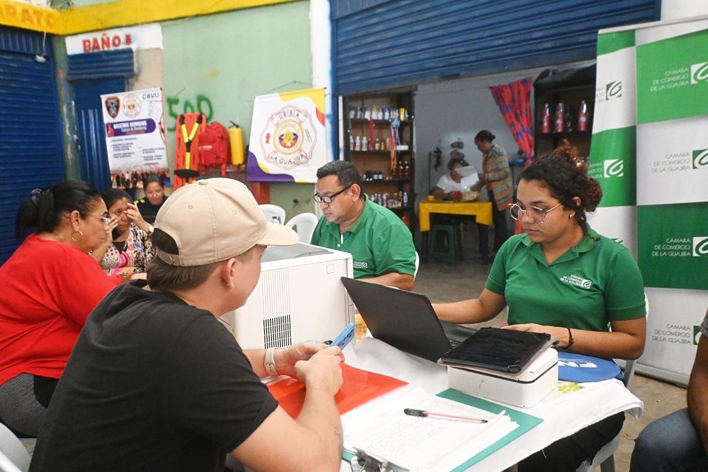 Uribia avanza hacia la legalidad: más de 300 comerciantes formalizan su actividad económica en histórica Feria de la Legalidad