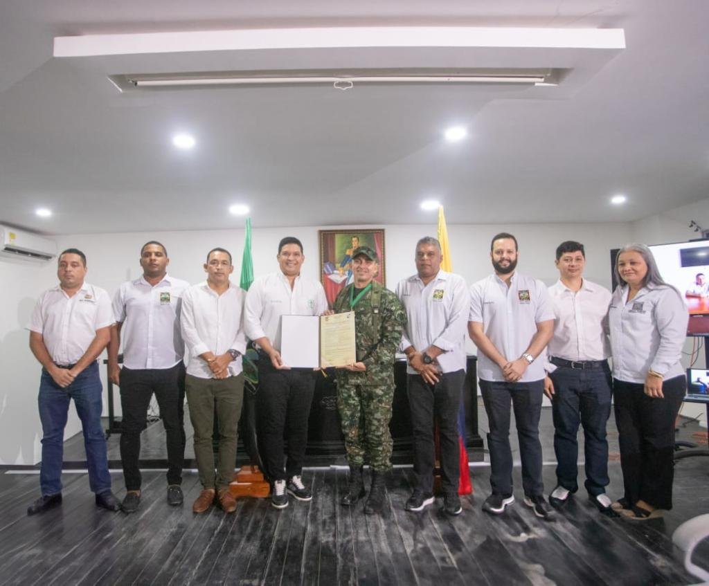 Alcalde Vicente Berardinelli condecora al Coronel Stik Amaral Reyes con la Gran Orden del Carbón