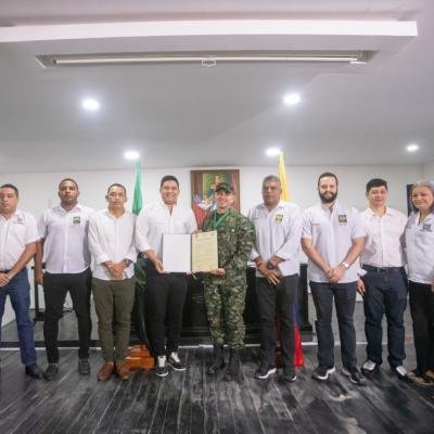 Alcalde Vicente Berardinelli condecora al Coronel Stik Amaral Reyes con la Gran Orden del Carbón