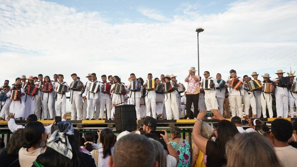 Más de 100 acordeoneros, al ritmo del vallenato, homenajearon a La Guajira en su aniversario número 60