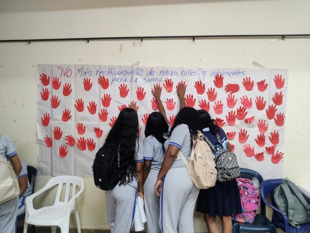 La Guajira levanta la 'Mano Roja' contra el reclutamiento forzado de niños, niñas y adolescentes