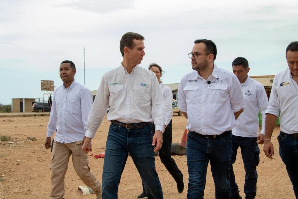 Ministro de Energía visita La Guajira y conoce avances de AES Colombia en acceso a energía para comunidades Wayuu