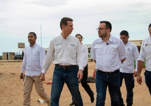 Ministro de Energía visita La Guajira y conoce avances de AES Colombia en acceso a energía para comunidades Wayuu