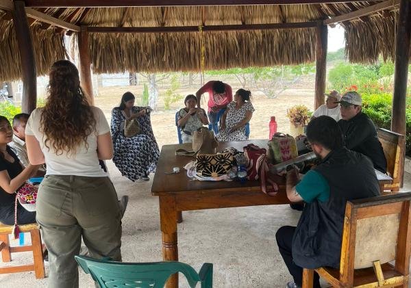 Artesanos Wiwa y artesanas Wayuu fortalecen producción, capacidades y tejido social en territorios de La Guajira
