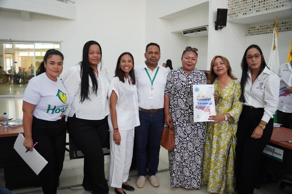 Familias de Riohacha reciben títulos de propiedad tras años esperando la legalización de sus viviendas