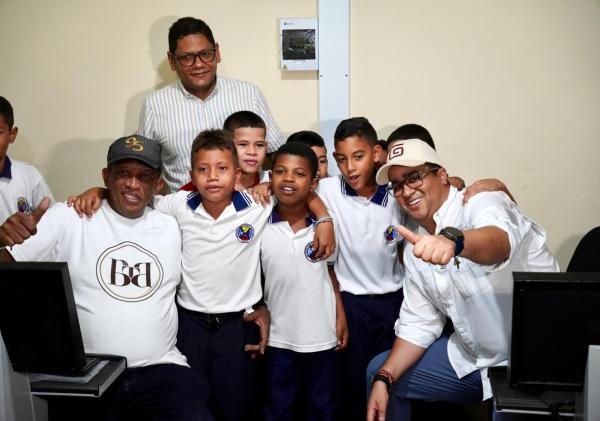 Con la Llave del Desarrollo, gobernador Jairo Aguilar recorrió Fonseca para presentar avances en educación, infraestructura, cultura, deporte y desarrollo productivo