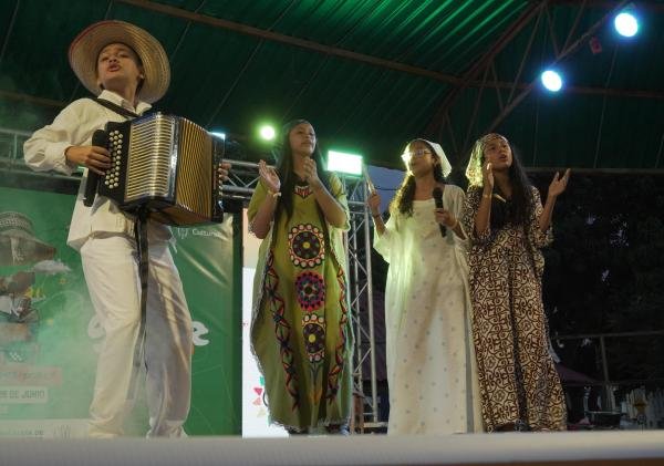 Alcalde Genaro Redondo respalda el talento juvenil en el II Festival Intercolegial Francisco el Hombre en Riohacha