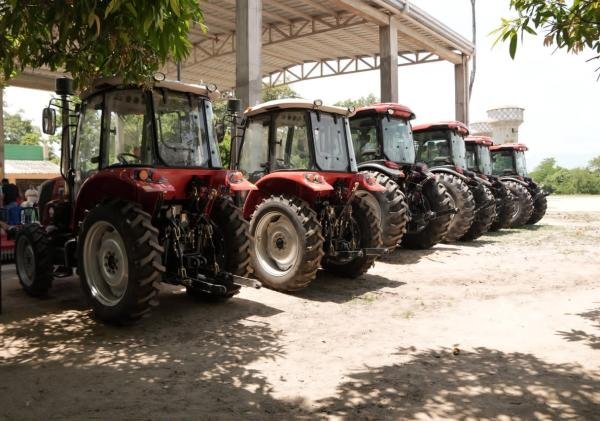 Gobernación fortalece comedores escolares y educación agropecuaria con entrega de menaje y tractores en La Guajira