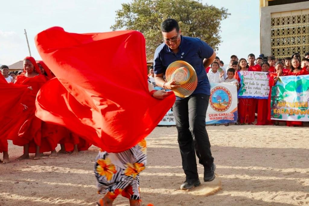 Cumpliendo la palabra, gobernador Jairo Aguilar recorrió corregimientos de la Alta Guajira entregando aulas interactivas e insumos para proyectos productivos