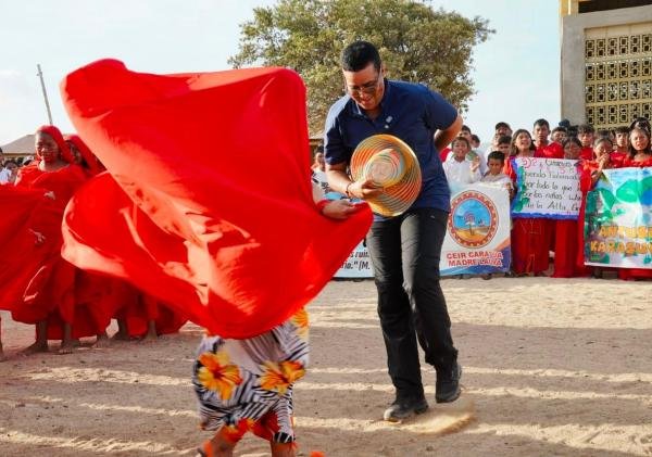 Cumpliendo la palabra, gobernador Jairo Aguilar recorrió corregimientos de la Alta Guajira entregando aulas interactivas e insumos para proyectos productivos