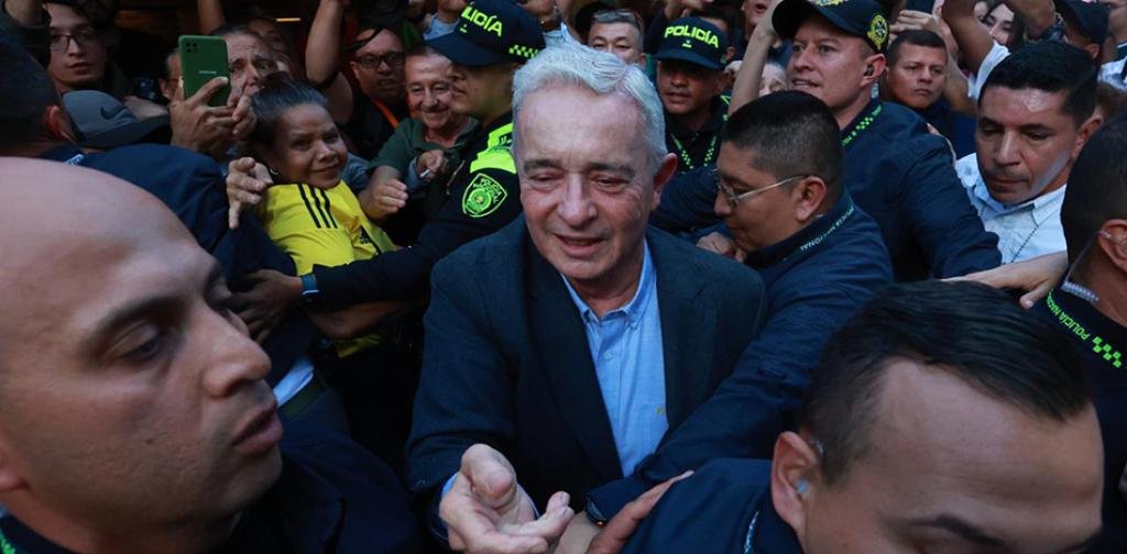 Primer mitin de Uribe tras quedar en libertad: “Vamos a ganar tranquilamente”