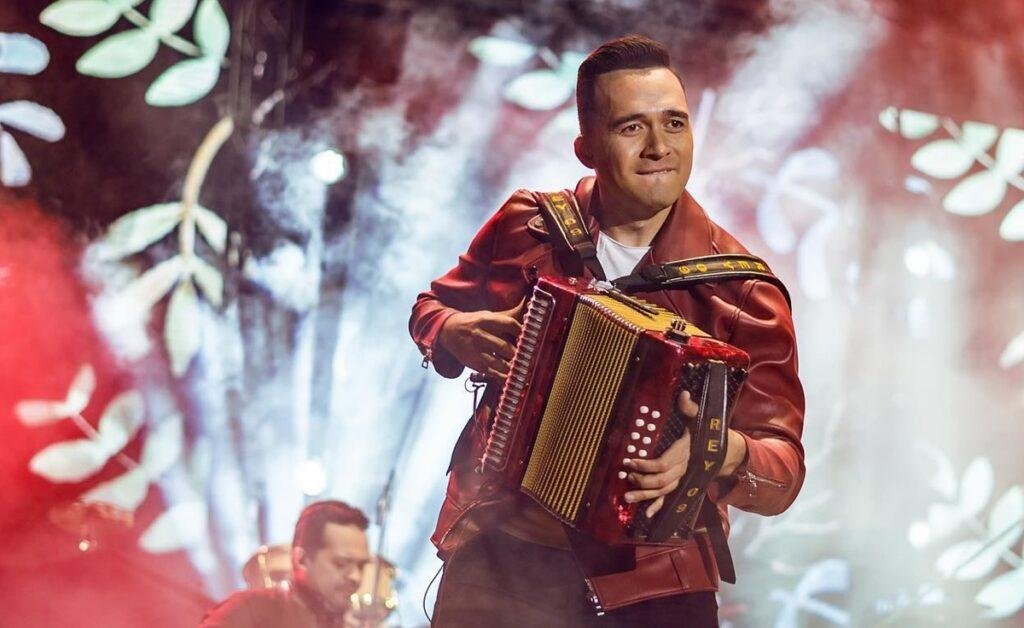 Sergio Luis Rodríguez, el Rey Vallenato 2009 y ganador de 4 Grammys Latinos, lanza su primer álbum titulado "CHECHO".