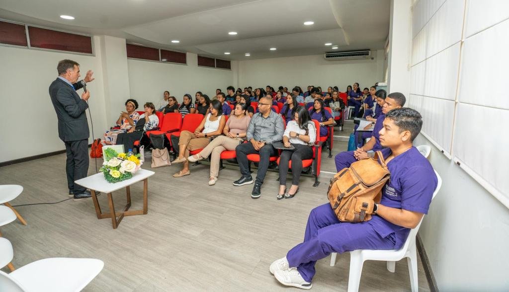 Innovación curricular y liderazgo juvenil marcaron el Simposio Internacional en Ciencias de la Salud
