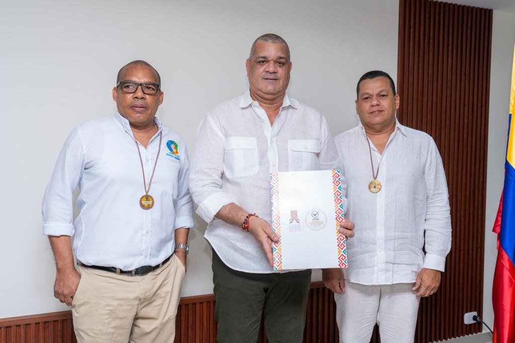 Uniguajira entrega medallas Akumaja y Wareke al Concejo Municipal de Riohacha