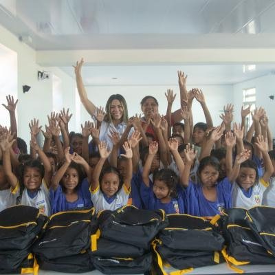 Gestora Social y Bancolombia entregan kits escolares a niños y niñas en Barrancas La Guajira