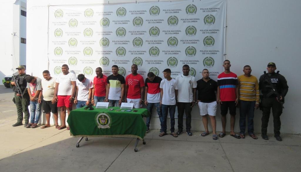 Caen 13 integrantes de las Autodefensas Conquistadoras de la Sierra Nevada en La Guajira por los delitos de concierto para delinquir y extorsión.