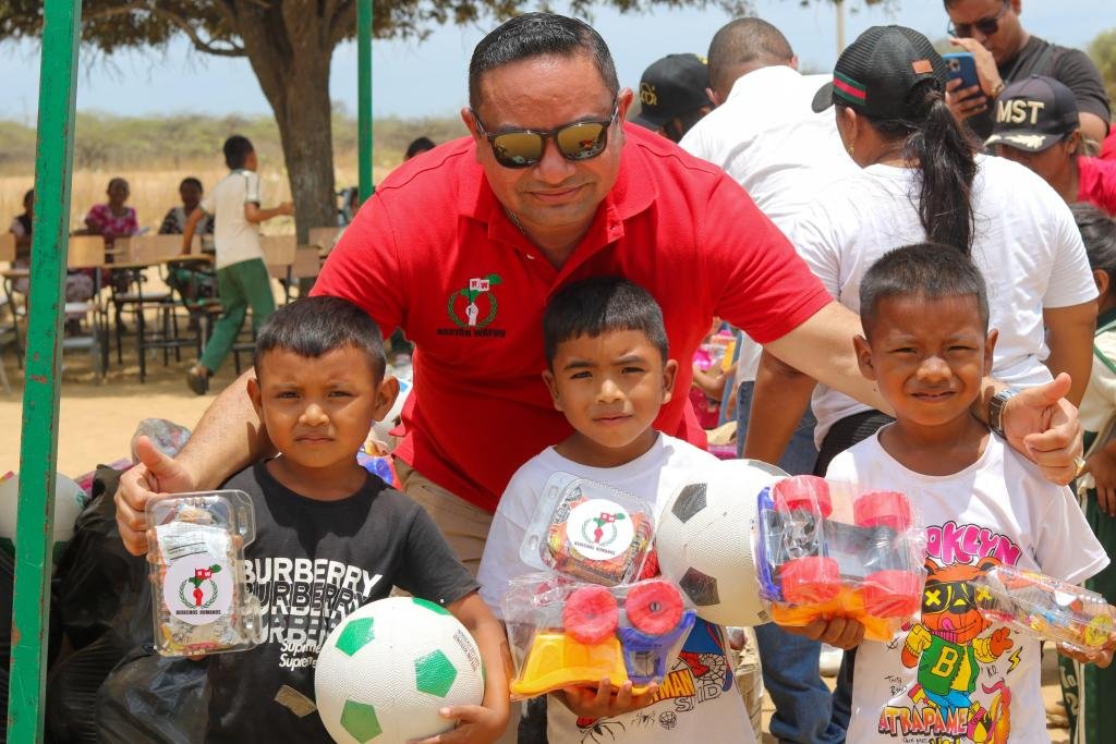 ONG Nación Wayuu entregó libros y juguetes a niños wayuu en el Día de la Niñez