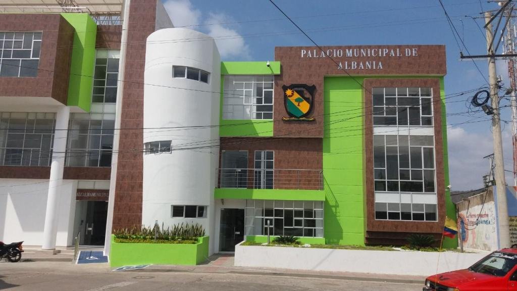 Alcaldía de Albania, Señalada por Retraso en Pagos Salariales y Amenazas a Empleados